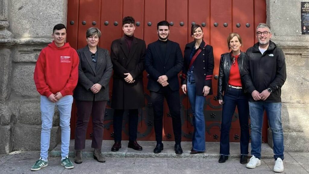 José Ángel Nava Martínez junto a los miembros de la Nueva Junta de Gobierno de la Cofradía de la Esperanza