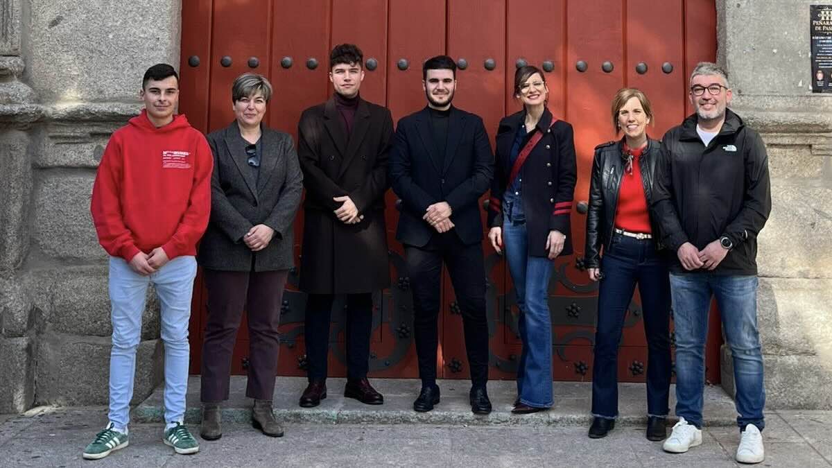 José Ángel Nava Martínez junto a los miembros de la Nueva Junta de Gobierno de la Cofradía de la Esperanza