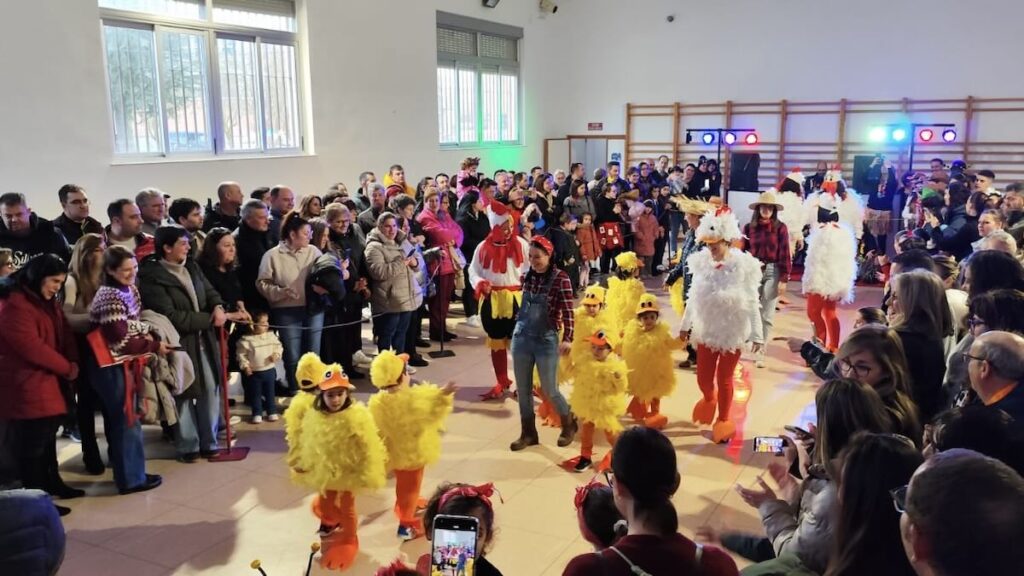 Desfile de disfraces coloridos y festivos en el Festival vicenciano del Colegio La Encarnación.