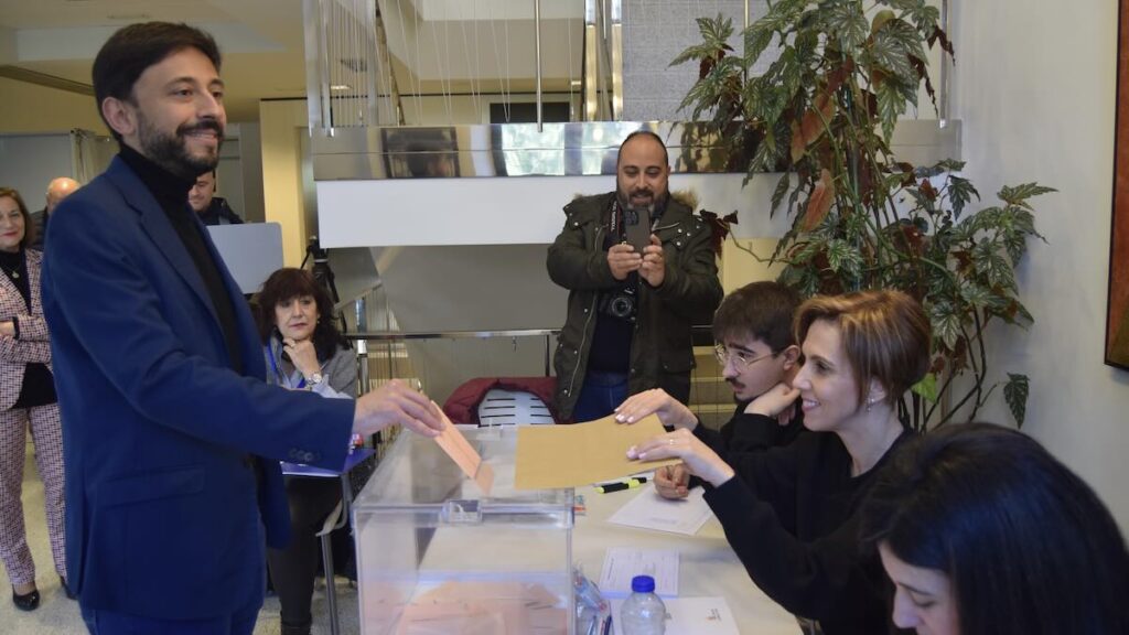 Francisco Díaz Muños ejerciendo su derecho a voto