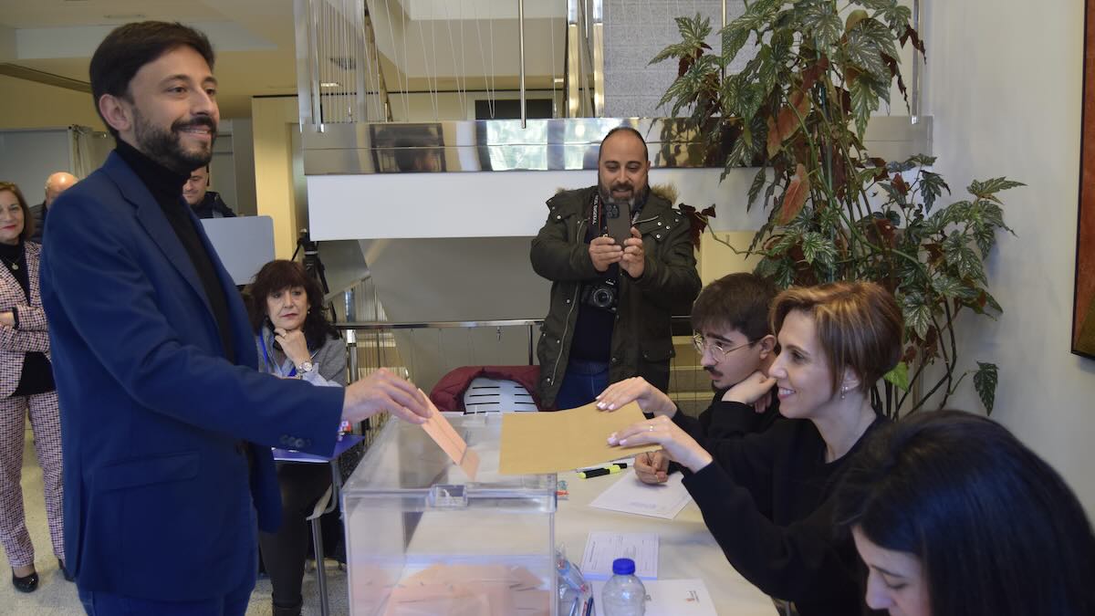 Francisco Díaz Muños ejerciendo su derecho a voto