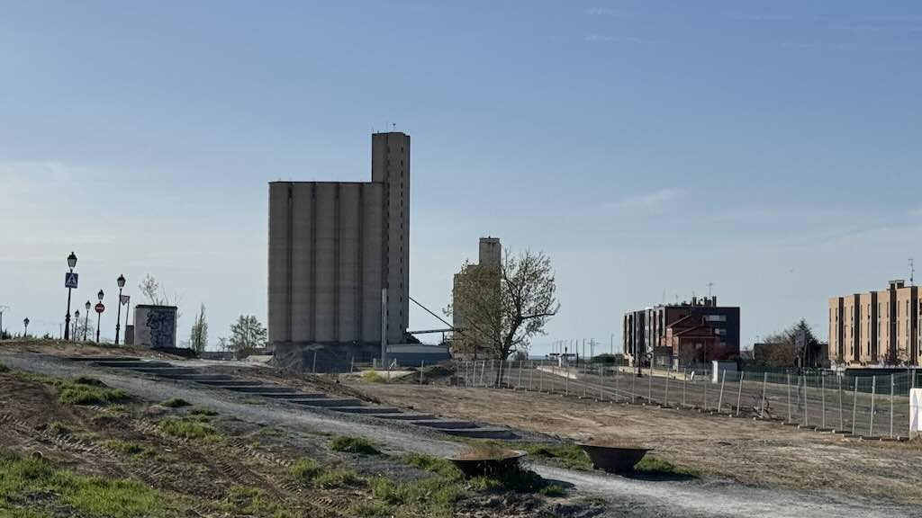 mejora el acceso a la urbanización de Los Chopos
