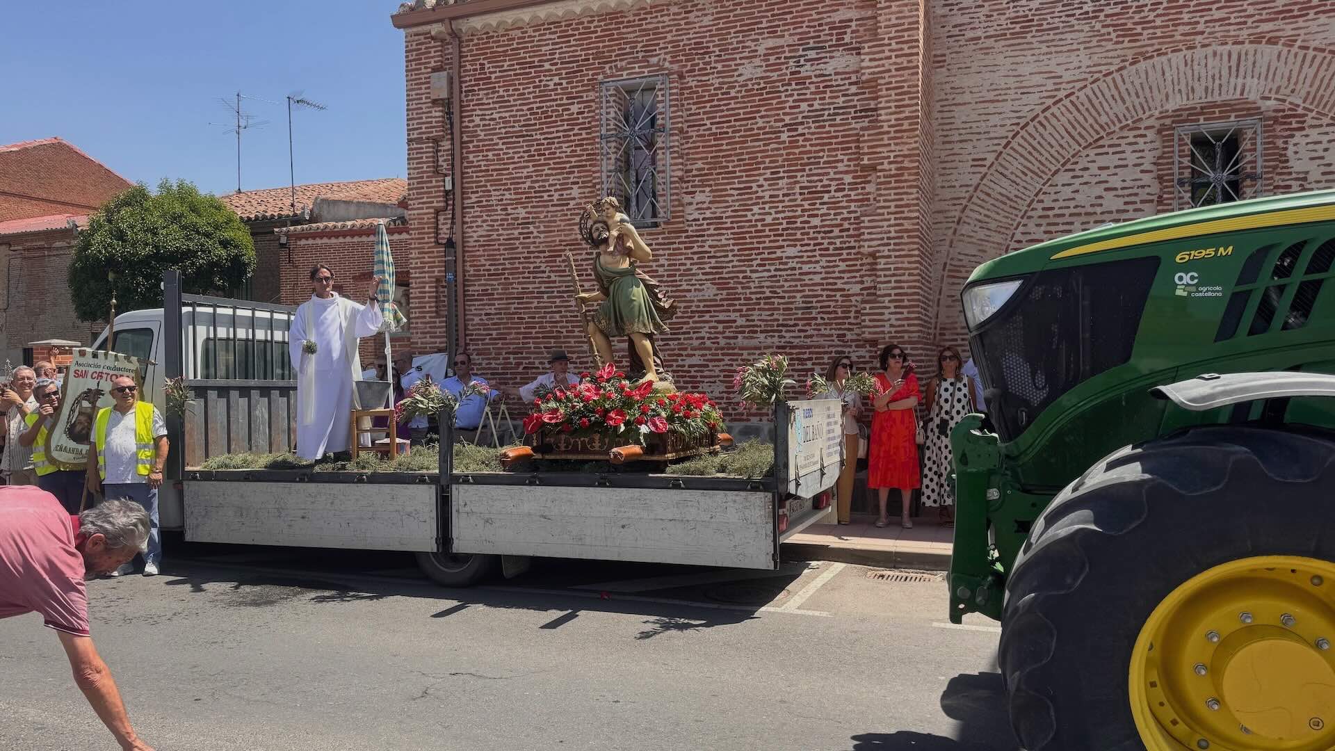 Bendición de vehículos en la celebración de San Cristóbal