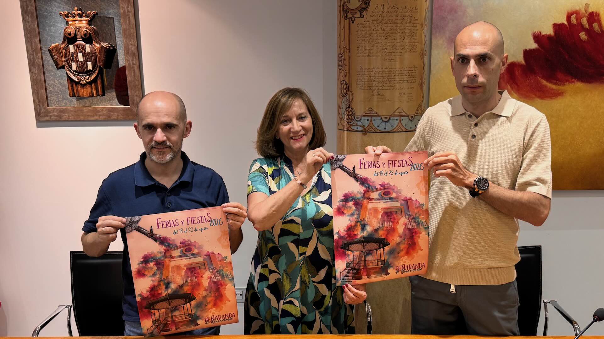 Alberto Alfayate posa con el cartel de las Ferias y Fiestas