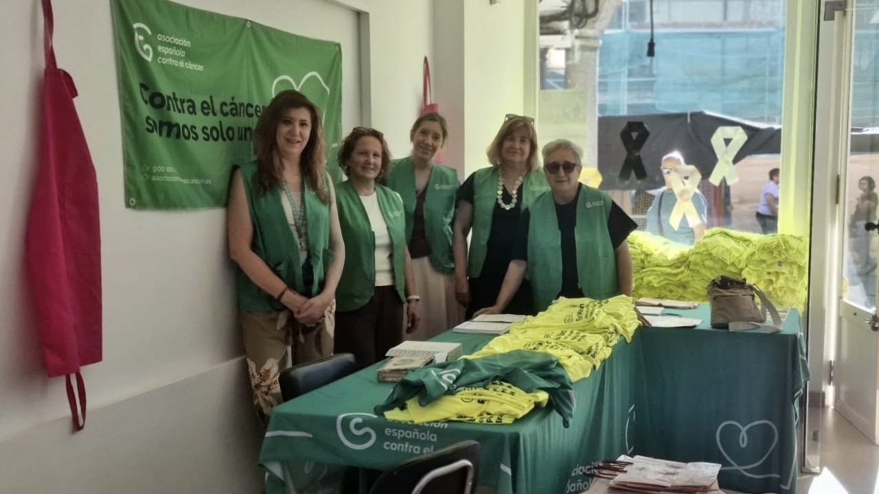 Venta de camisetas para la Marcha contra el cáncer de Peñaranda