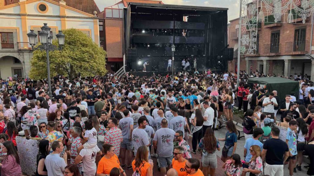 Cientos de personas han presenciado el lanzamiento del chupinazo.