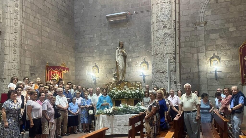 Participantes en la ofrenda floral a Santa María Reina.