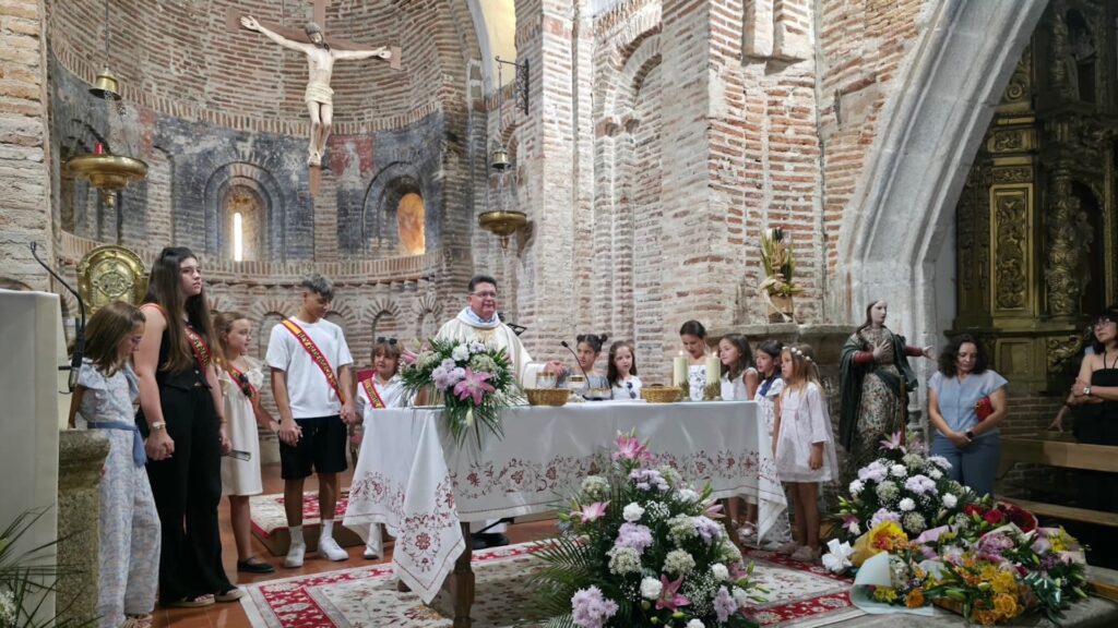 Un momento de la Eucaristía en la iglesia de Aldeaseca